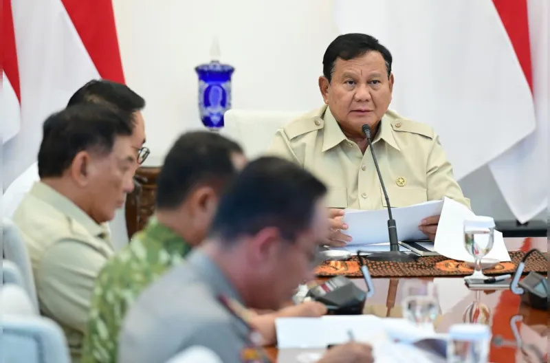 Presiden Prabowo Subianto memimpin rapat terbatas membahas penanganan kebakaran hutan dan lahan (karhutla) secara hybrid dari Istana Merdeka, Jakarta, Senin, 12 Oktober 2026.