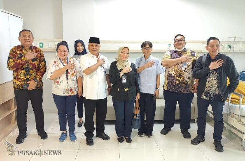 Komisaris KAI Service Samsul Bahri, S.Sos dan Komisaris Independen Julia Chartika Beserta Staff Saat Besuk korban kecelakaan tabrakan kereta api di RS Primaya Bekasi Timur.