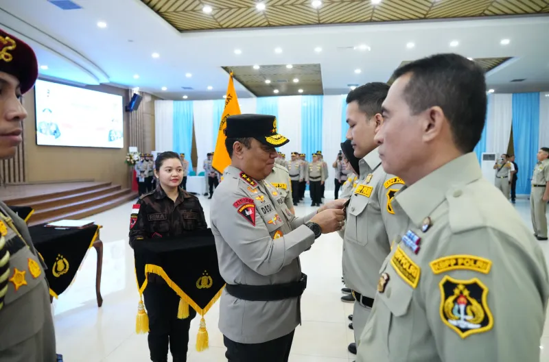 Wakil Kepala Kepolisian Negara Republik Indonesia (Wakapolri) Komjen Pol. Prof. Dr. Dedi Prasetyo, S.H., M.Hum., M.Si., M.M., selaku Pembina Harian Keluarga Besar Putra Putri (KBPP) Polri melantik Pengurus Pimpinan Pusat KBPP Polri Masa Bakti 2026–2031 di