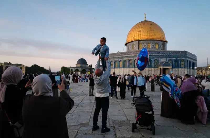 Para jamaah Muslim berkumpul untuk salat Idul Adha di samping Kubah Emas di kompleks Masjid Al-Aqsa di Kota Tua Yerusalem