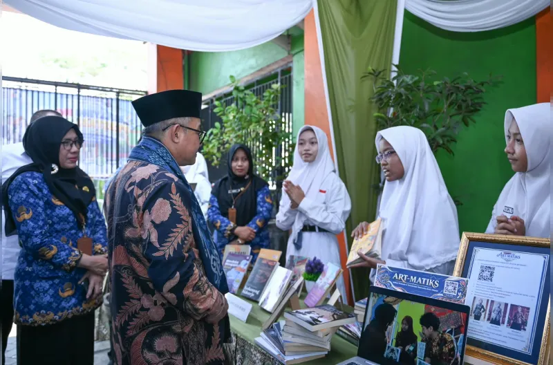 Murid SMAN 1 Taman, Sidoarjo, memperkenalkan ART-MATIKS dalam gelar karya kokurikuler berbasis STEM pada rangkaian Bulan Bahasa.