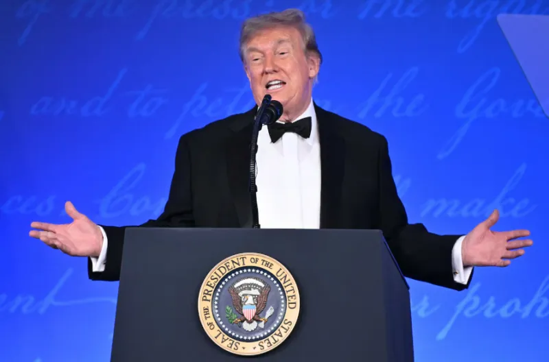 Presiden Donald Trump berbicara selama acara makan malam Asosiasi Koresponden Gedung Putih 2026 di Waldorf Astoria di Washington