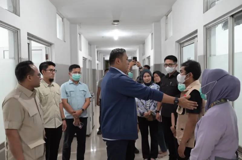 Kepala Badan Gizi Nasional (BGN), Sudaryono, menjenguk para korban dugaan keracunan Makan Bergizi Gratis (MBG) di Kota Semarang, Sabtu (1/8/2026).