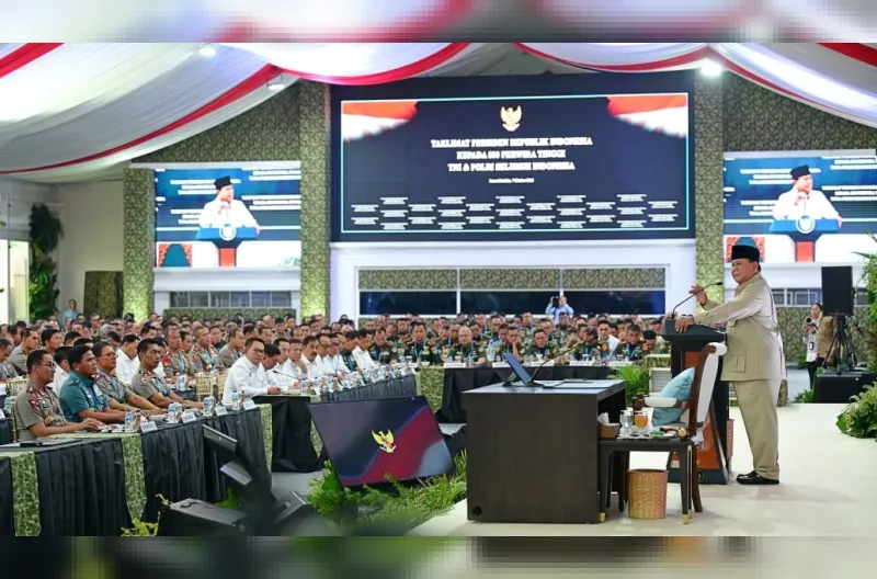 Presiden Prabowo Subianto menyampaikan taklimat kepada 800 perwira tinggi TNI dan Polri seluruh Indonesia di Kompleks Istana Kepresidenan Jakarta, pada Rabu, 7 Oktober 2026.