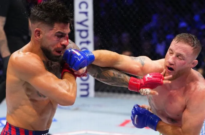 Justin Gaethje, di sebelah kanan, melancarkan pukulan kanan keras sepanjang malam melawan Ilia Topuria dalam perjalanannya merebut gelar juara kelas ringan UFC dalam sebuah kejutan besar di UFC Freedom 250 di Gedung Putih