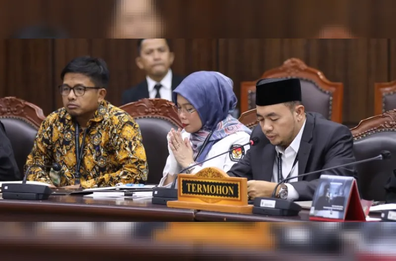 Mochammad Afifuddin Ketua Komisi Pemilihan Umum mengikuti sidang pemeriksaan Pendahuluan permohonan Perselisihan Hasil Pemilihan Umum, Senin (21/09) di Ruang Sidang MK