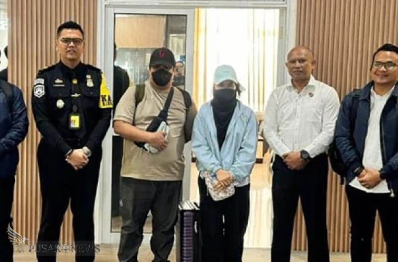Andi (ketiga dari kiri) dan istrinya ketika diamankan petugas Kantor Imigrasi Kelas 1 Khusus TPI Medan di Bandara Internasional Kualanamu, 30 Maret 2026. Dok. Kantor Imigrasi Kelas 1 Khusus TPI Medan