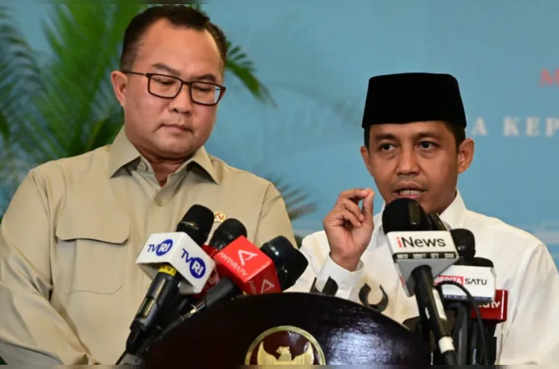 Menteri Kehutanan (Menhut) Raja Juli Antoni bersama Kepala Badan Riset dan Inovasi Nasional (BRIN) Arif Satria menyampaikan keterangan pers setelah Presiden Prabowo memimpin diskusi bersama sejumlah akademisi di Istana Merdeka, Jakarta, pada Kamis, 24 Sep