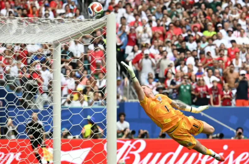 Pickford melompat saat bola membentur mistar gawang