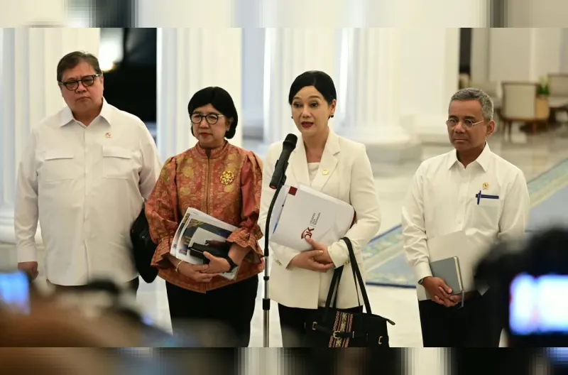 Ketua Dewan Komisioner OJK, Friderica Widyasari Dewi, menyampaikanm keterangannya selepas mengikuti rapat bersama Presiden Prabowo Subianto di Istana Merdeka, Jakarta, pada Senin, 19 Oktober 2026