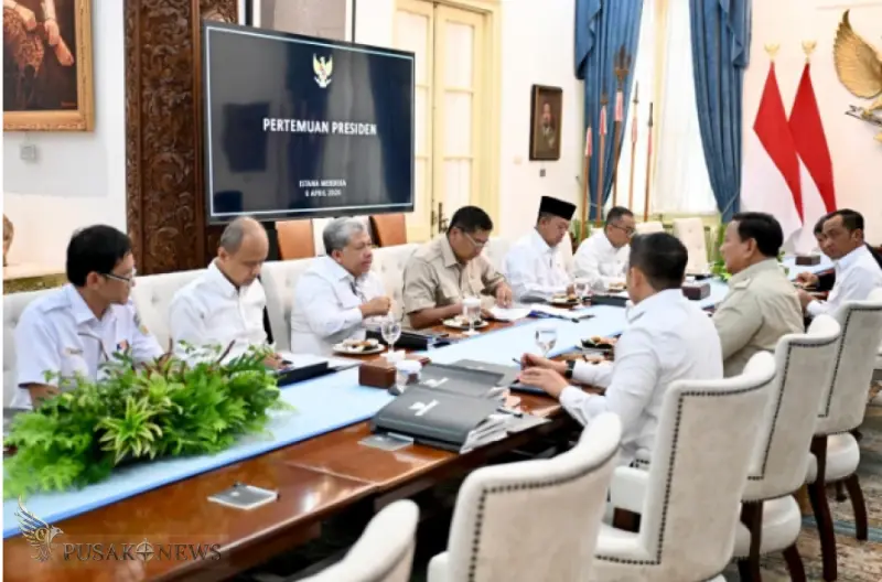 Presiden Prabowo Subianto memimpin rapat terbatas di Istana Merdeka, Jakarta, pada Senin, 6 April 2026
©PusakoNews.com/red