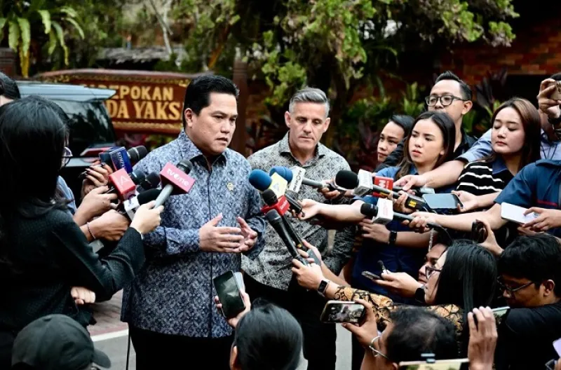 Menteri Pemuda dan Olahraga Erick Thohir beserta pelatih sepak bola tim nasional Indonesia John Herdman memberikan keterangannya kepada awak media usai diterima Presiden Prabowo di kediaman pribadinya di Hambalang, Jawa Barat, pada Jumat, 19 Juni 2026