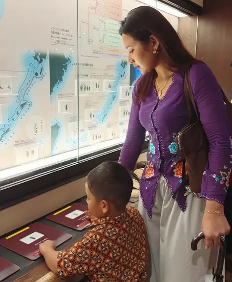 Viral! Arie Kriting Ajak Keluarga Liburan ke Jepang dengan Outfit Khas Indonesia3