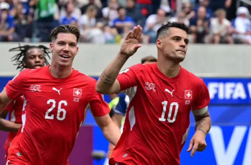 Gelandang veteran Swiss, Granit Xhaka, merayakan gol keempat timnya