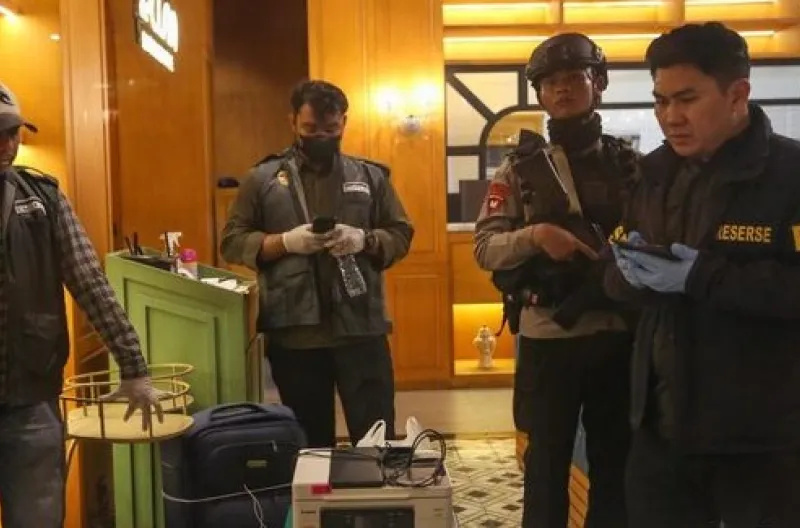 Polda Metro Jaya menemukan sebuah brankas berukuran besar yang tertanam di dinding saat menggeledah Kafe de'Clan Signature di kawasan Cipete, Jakarta Selatan, Rabu (8/7/2026)