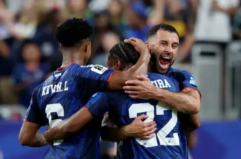Para pemain Cape Verde merayakan lolosnya mereka ke babak knockout