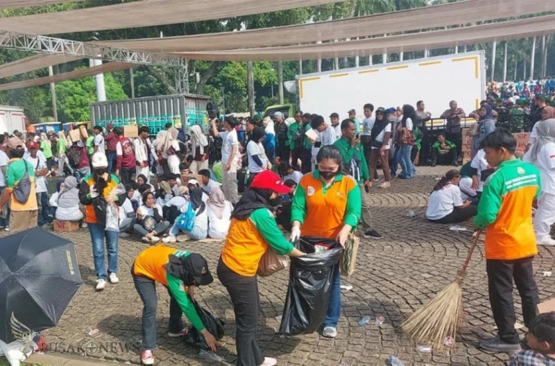 Monas Kembali Bersih dalam Hitungan Jam Usai Peringatan Hari Buruh