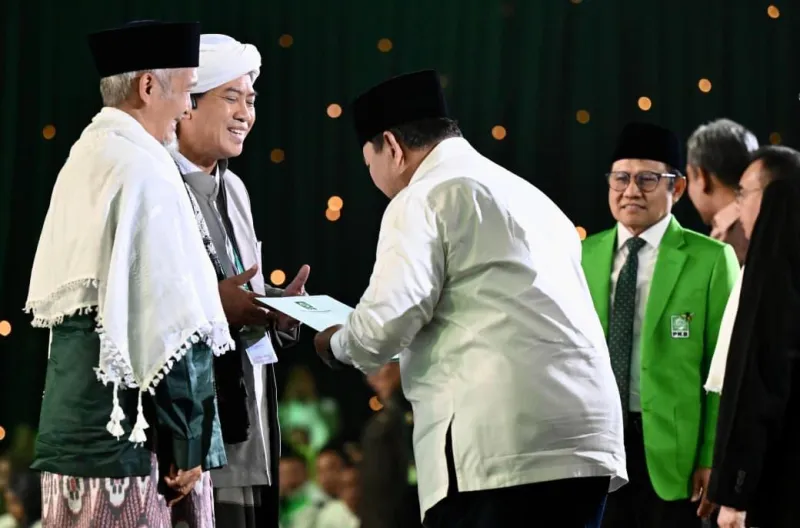 Presiden Prabowo Subianto menerima dokumen kesepakatan Ijtima Ulama Indonesia pada peringatan Hari Lahir (Harlah) Partai Kebangkitan Bangsa (PKB) ke-28 yang digelar di Jakarta International Convention Center (JICC), Jakarta, pada Kamis, 23 Juli 2026.