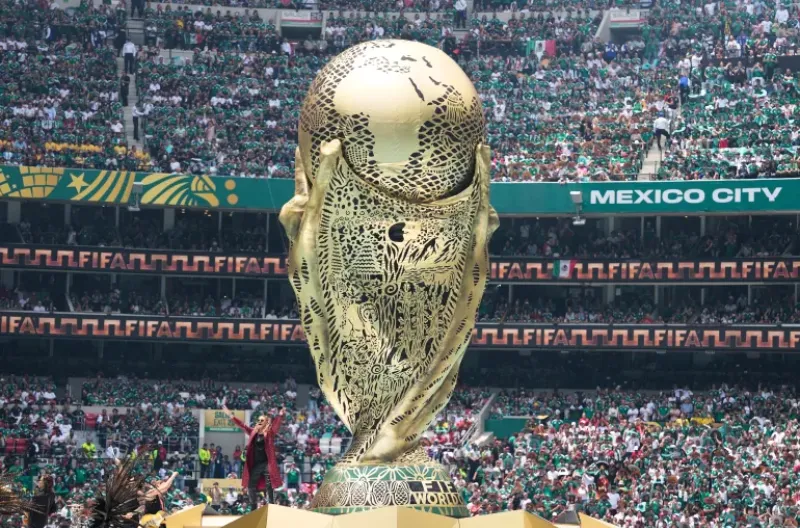 Fher Olvera, vokalis utama band pop rock Meksiko Mana, tampil sebelum dimulainya Piala Dunia.