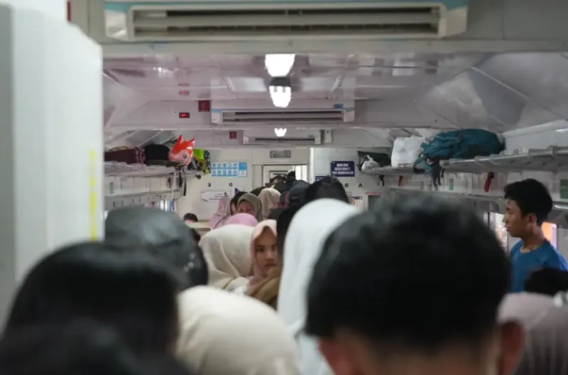 Penumpang KA Pariaman Ekspres memadati perjalanan menuju puncak Festival Tabuik 2026 di Kota Pariaman. Pada Ahad (28/6), layanan ini mengangkut 6.712 pelanggan
