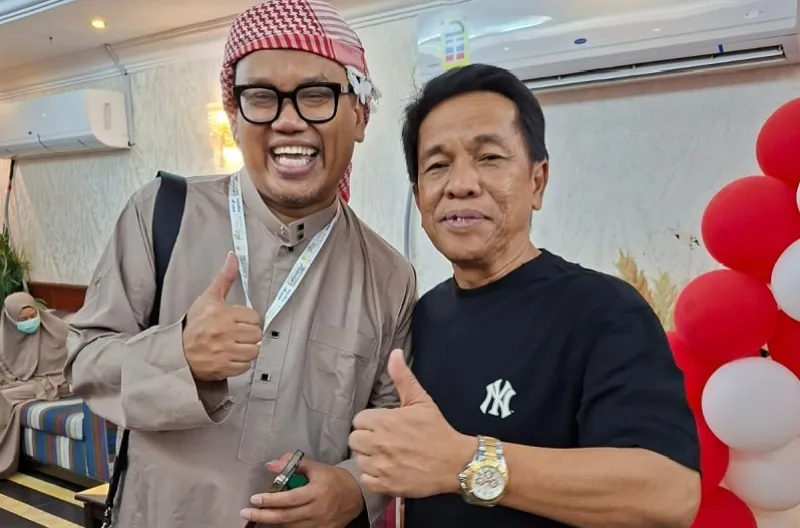 Haji Hendri dengan Surya Utama yang Akrab disapa Uya Kuya, yang juga merupakan Anggota DPR RI Komisi IX Saat di Hotel Burj Al Diyafa Mubarak (sebelumnya sering disebut Hotel Burj Al Diyafa)