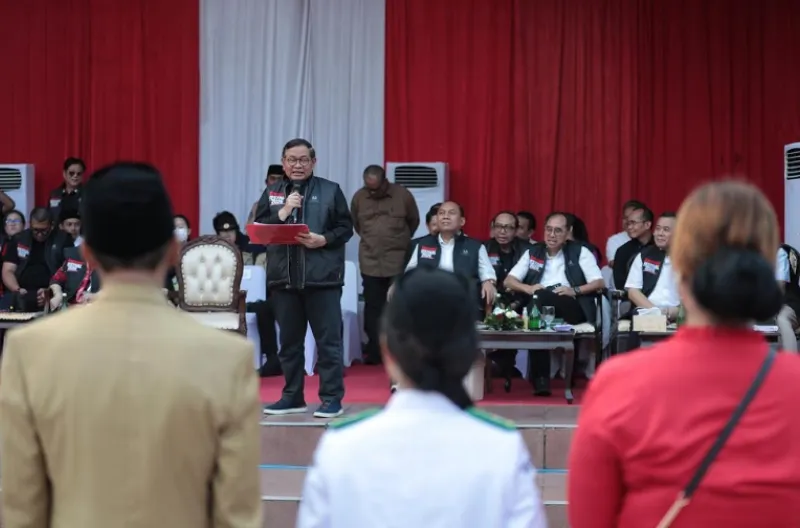 Pramono mengumumkan pemenang lomba impersonate “bak Bung Karno dan bak Bu Mega”
