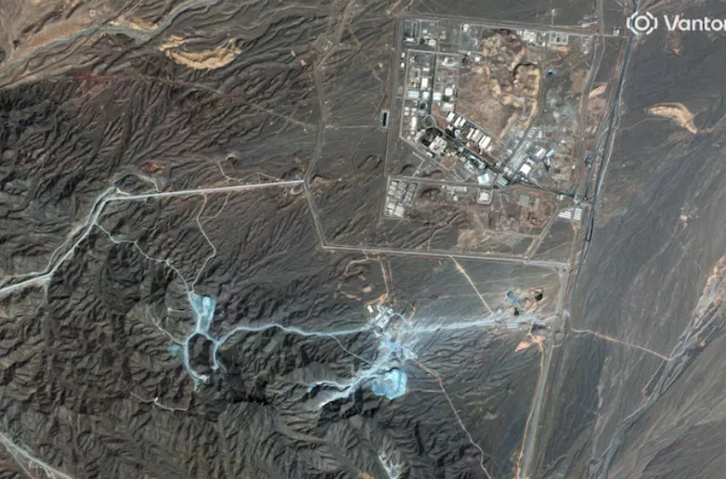 Citra satelit menunjukkan terowongan pintu masuk di Gunung Pickaxe di Iran