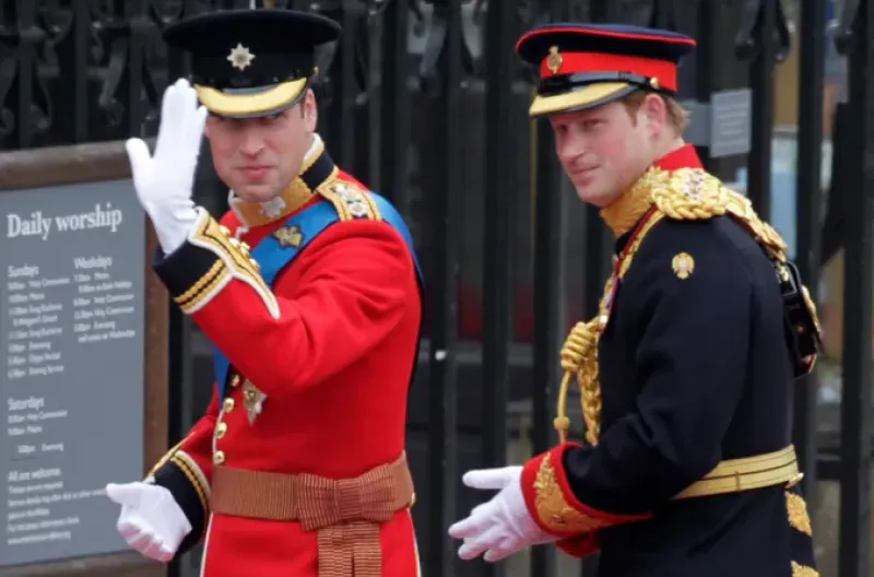 Pangeran Harry bersama Pangeran William di pernikahannya tahun 2011.