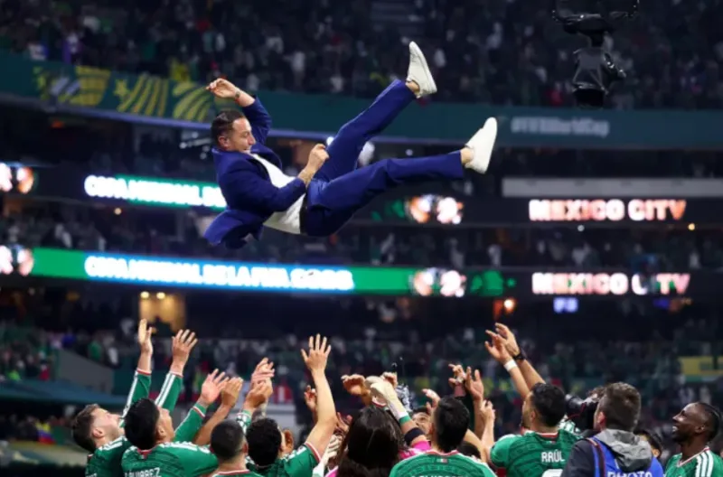 Mantan pemain Meksiko Andres Guardado diangkat ke udara sebagai bentuk perayaan oleh para pemain setelah pertandingan, saat Meksiko lolos ke babak 16 besar Piala Dunia.