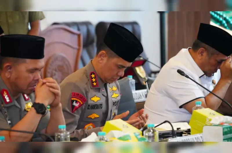 Kapolda Metro Jaya Komjen Pol Prof Dadang Hartanto (tengah) saat mendampingi Kapolri Jenderal Polisi Suyudi Ario Seto dalam kunjungan silaturahim ke Kantor Majelis Ulama Indonesia (MUI) Pusat di Menteng, Jakarta Pusat, Selasa (13/10/2026).