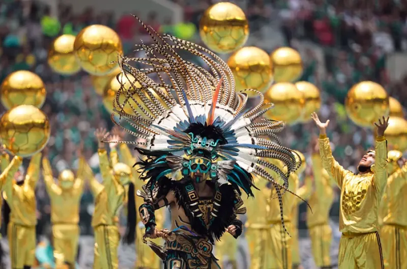 Para penari tampil di lapangan selama upacara pembukaan sebelum dimulainya pertandingan sepak bola Grup A Piala Dunia antara Meksiko dan Afrika Selatan di Mexico City.