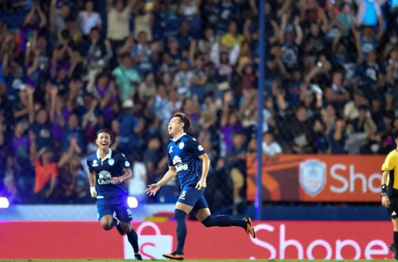 Tendangan voli jarak jauh yang menakjubkan dari Theerathon Bunmathan memberikan kemenangan 2-1 kepada Buriram United atas Selangor pada leg kedua final Kejuaraan Klub ASEAN hari Rabu, sekaligus mengamankan gelar juara dengan kemenangan agregat 3-1