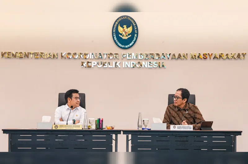 Menko Muhaimin rapat bersama Wakil Menteri Perindustrian Faisol Riza dan perwakilan 23 kawasan industri di Kantor Kemenko PM, Jakarta, Jumat (16/10/2026).