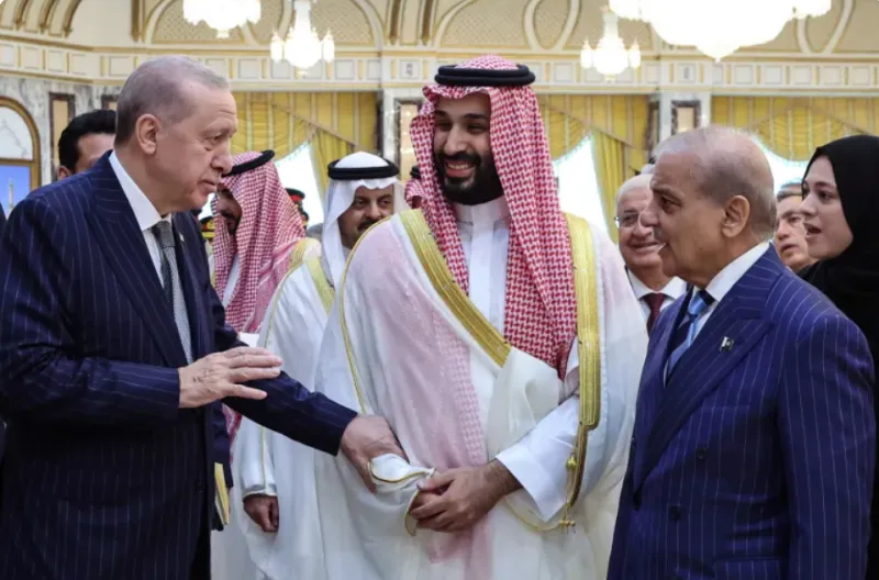 Presiden Turki Recep Tayyip Erdogan (kiri), Putra Mahkota Arab Saudi Mohammed bin Salman (tengah), dan Perdana Menteri Pakistan Shehbaz Sharif bertemu di Mekah pada 7 Agustus