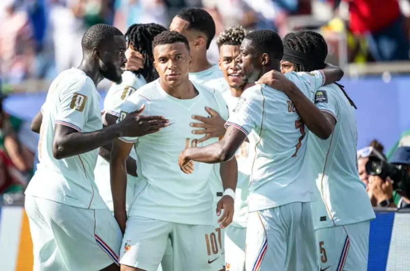 Kylian Mbappe dari Prancis, tengah, merayakan setelah mencetak gol pertama timnya bersama Dayot Upamecano, kiri, dan Ousmane Dembele, kanan, selama pertandingan Piala Dunia FIFA 2026