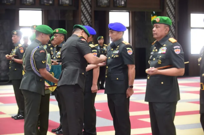 Jabatan Danpuspomad diserahterimakan dari Mayjen TNI Eka Wijaya Permana, S.H., kepada Brigjen TNI Irsyad Hamdie Bey Anwar, MAFSC., M.H., CFrA.,