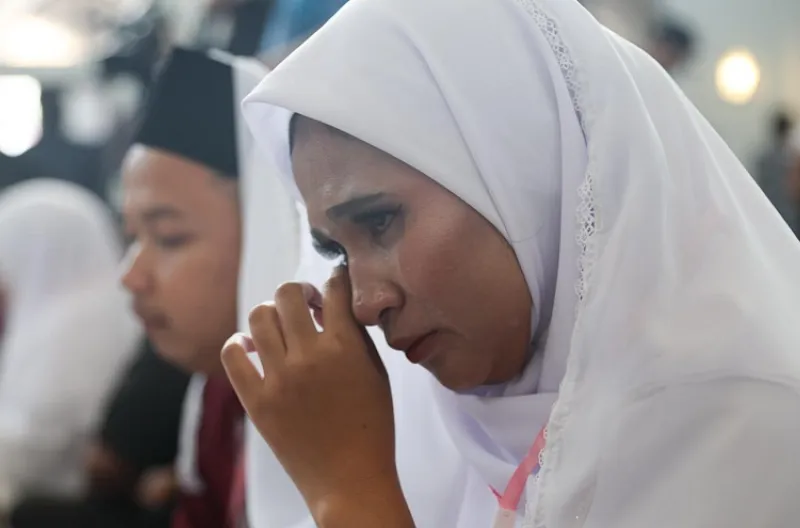 Seorang mempelai wanita menangis haru usai menjalani prosesi akad nikah