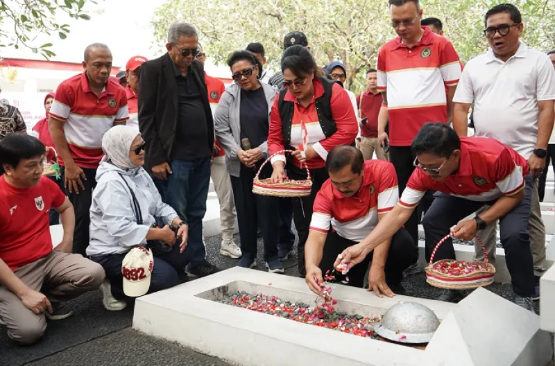 Memperingati Hari Ulang Tahun (HUT) ke-81 Kemerdekaan Republik Indonesia, Kementerian Imigrasi dan Pemasyarakatan (Kemenimipas) menggelar "Aksi Bersih Taman Makam Pahlawan (TMP)" yang dipusatkan di TMP Taruna, Kota Tangerang, Banten, pada Minggu (9/8)