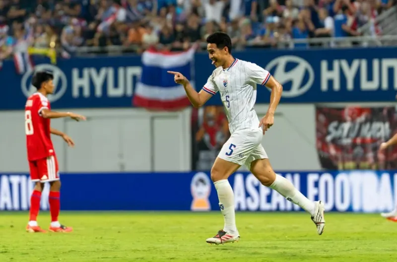 S. Ratree merayakan gol ketiga untuk Thailand