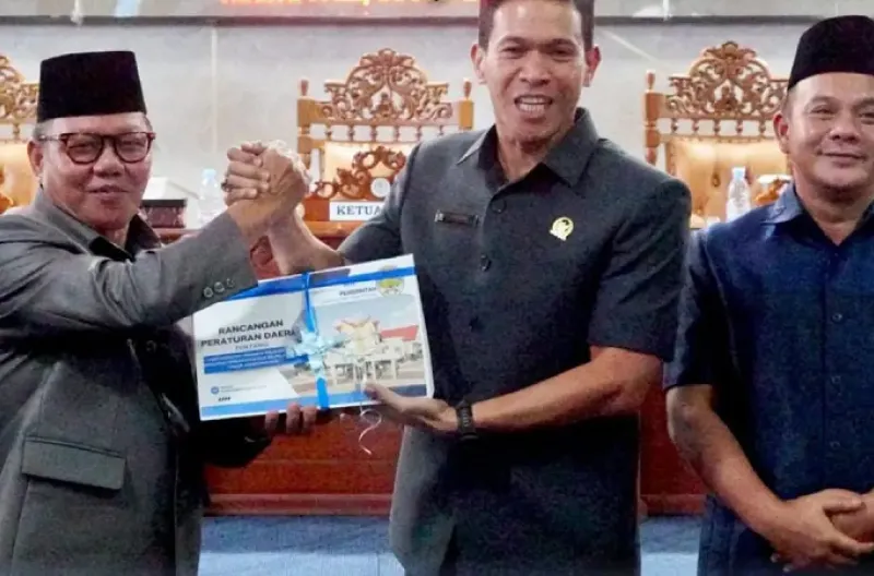 PARIPURNA: Wabup Sabri menyampaikan Lpj APBD 2025