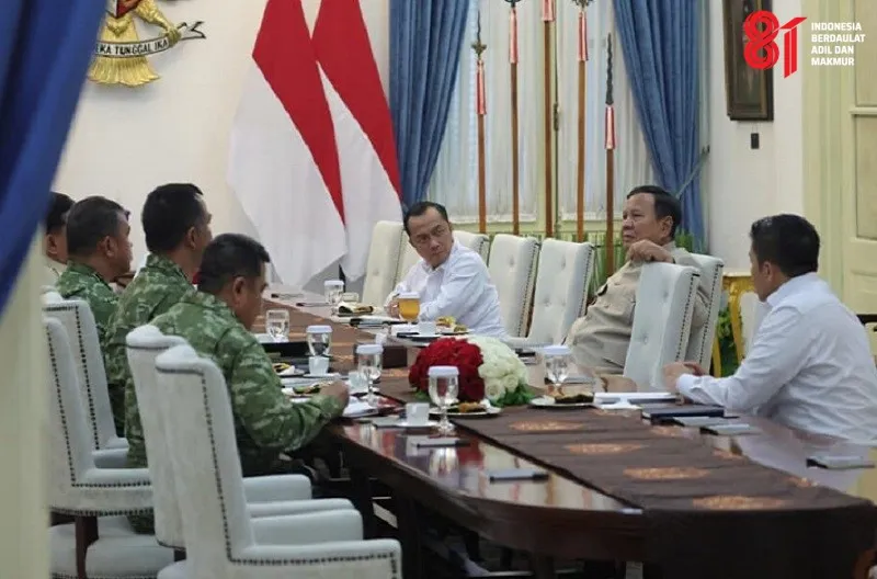 Presiden Prabowo Subianto menerima Panglima TNI Jenderal Agus Subiyanto dan Wakil Panglima TNI Jenderal Tandyo Budi Revita, beserta para kepala staf angkatan di Istana Merdeka, Jakarta, pada Kamis, 6 Agustus 2026.