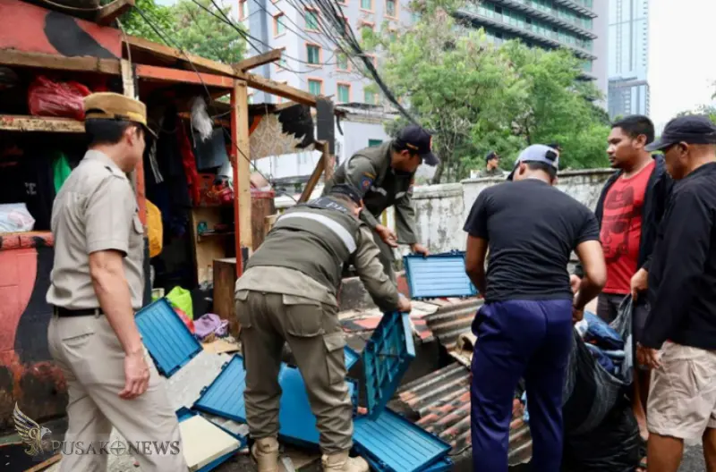 Trotoar Jadi Lapak Jualan, Pemkot Jakpus Turunkan Satpol PP