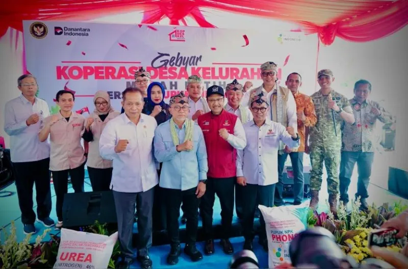 Menteri Koperasi (Menkop) Ferry Juliantono turun langsung memantau kesiapan operasionalisasi Koperasi Desa/Kelurahan Merah Putih (KDKMP) di wilayah Jawa Timur (Jatim) (15/10/2026)
