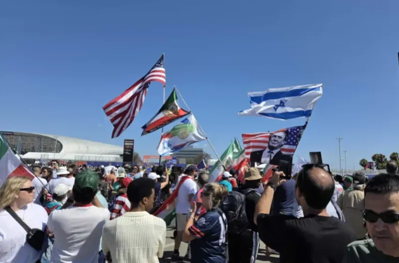 Para pengunjuk rasa di luar Stadion Los Angeles, 15 Juni 2026