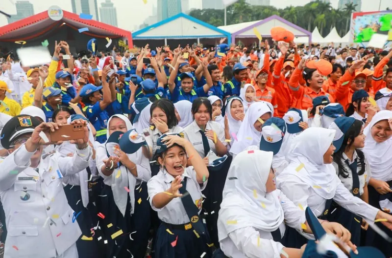 Para peserta upacara bersuka cita bersama