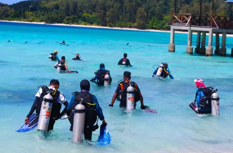 Tim Kodaeral IX dan Wanadri Women Divers Gelar Aksi Konservasi Terumbu Karang dan Pembersihan Sampah Bawah Laut di Pulau Buru