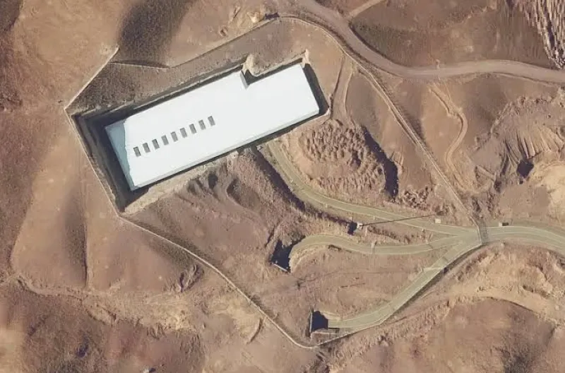 Citra satelit menunjukkan terowongan pintu masuk di Gunung Pickaxe di Iran