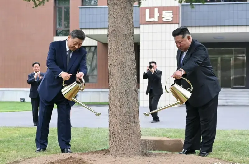 Kedua pemimpin tersebut mampir untuk mengamati sebuah kuliah, berkeliling kampus dengan kendaraan listrik, dan menanam pohon cemara yang melambangkan persahabatan abadi antara Tiongkok dan Korea Utara