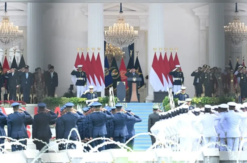 Presiden Prabowo Subianto memimpin Upacara Prasetya Perwira (Praspa) Tentara Nasional Indonesia (TNI) dan Kepolisian Negara Republik Indonesia (Polri) Tahun 2026 yang digelar di halaman depan Istana Merdeka, Jakarta, pada Rabu, 22 Juli 2026.