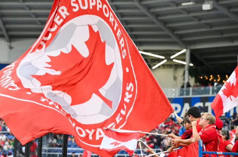 Para penonton mengibarkan bendera raksasa menjelang pertandingan persahabatan internasional antara Kanada dan Republik Irlandia di Stadion Saputo pada 5 Juni 2026 di Montreal, Quebec, Kanada.